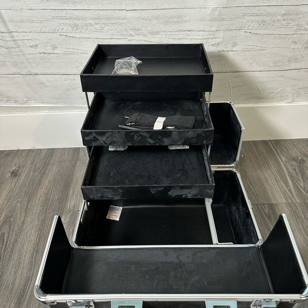 Arbonne professional locking makeup case - Picture 10 of 13